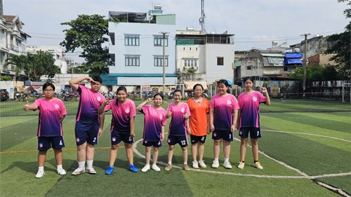 Hoc sinh trường THCS Hùng Vương tham gia bóng đá giải thể thao học sinh quận Tân Phú